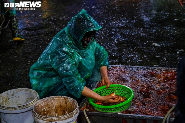“So với cùng thời điểm này năm ngoái, giá cá đắt gần gấp đôi", chị Thùy nói.