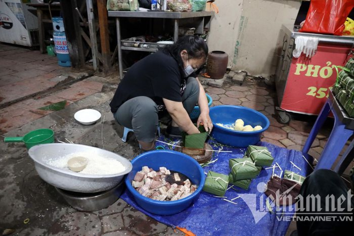 The sight of local Hanoians wrapping and boiling Chung cake overnight on the final few days of the lunar year is one which is increasingly common around this time of year.