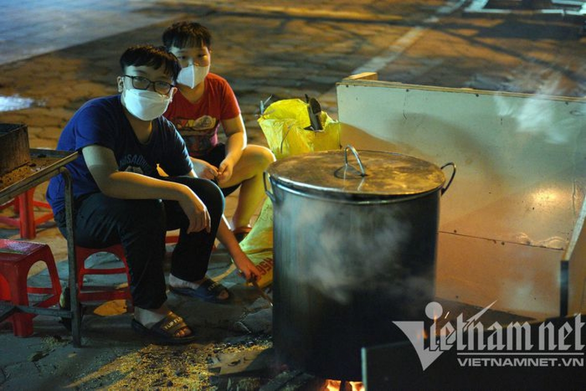 The process of making Chung cake is an important occasion for all members of a Vietnamese family to gather together and participate in.