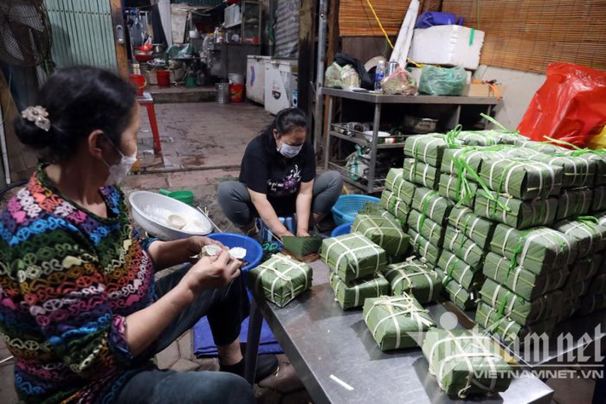 Dung, a resident on Nguyen Trai street, wraps 100 Chung cakes this year for her family, relatives, and neighbours to celebrate Tet.