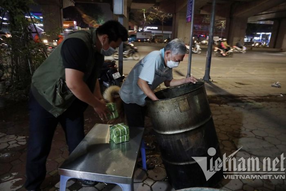 After wrapping them, each of the Chung cakes are placed into a pot to be boiled.