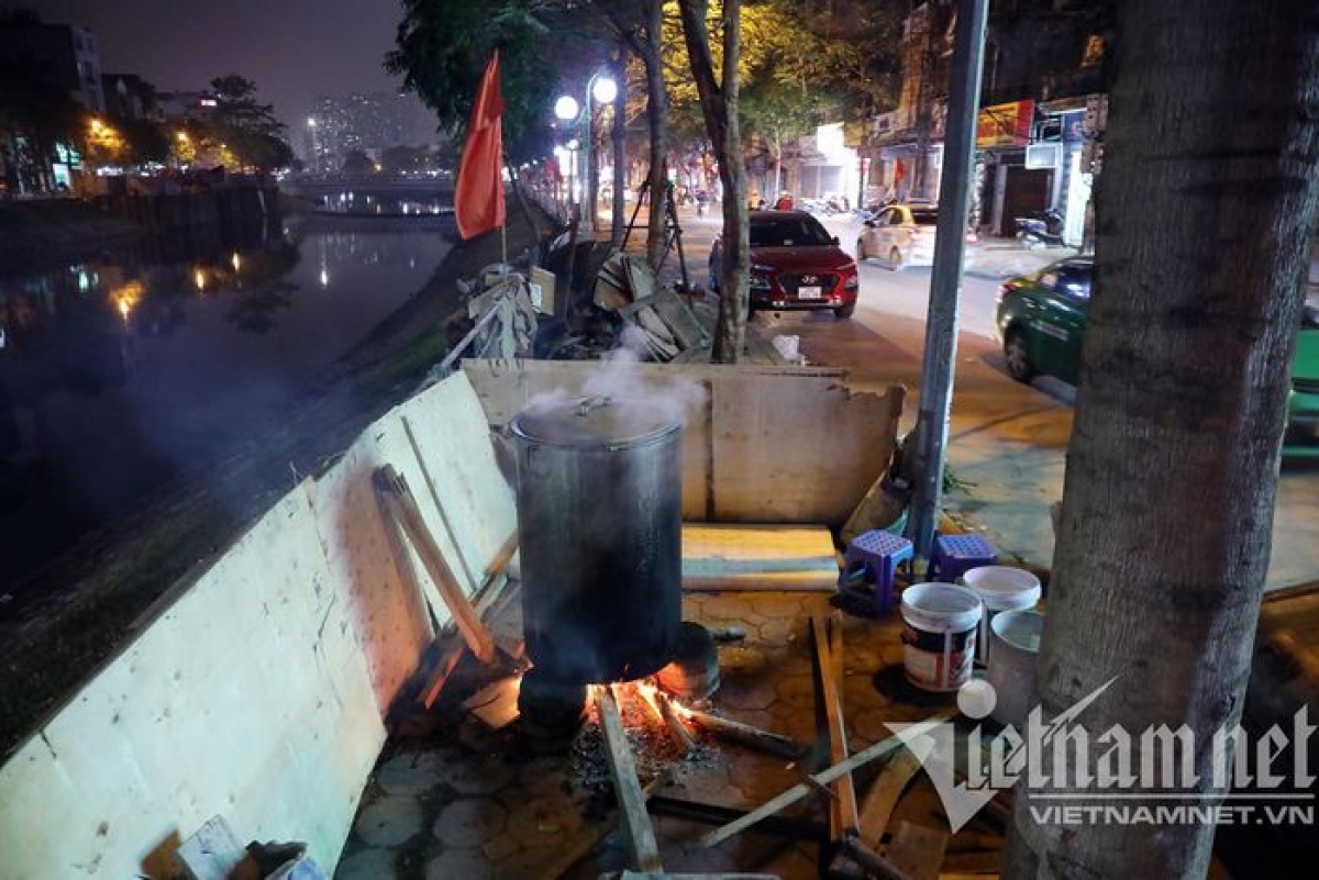 This local delicacy wafts smells of green rice and yellow mung beans into the air and is widely considered to be one of the most indispensable parts of Tet in Hanoi.