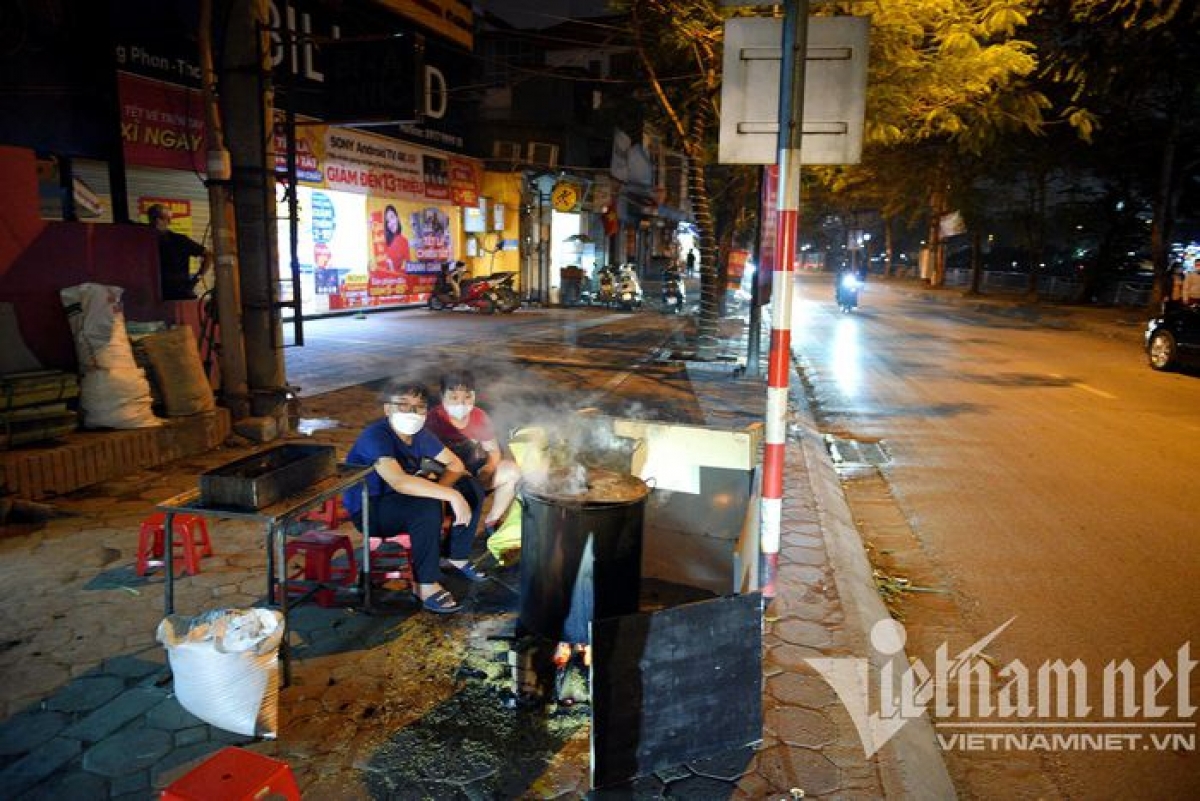 Chung cake remains an irreplaceable dish that local people place on their home altars for their ancestors to mark the occasion of Tet. This can serve as evidence to show the loyalty and huge gratitude that Vietnamese people have for their ancestors.