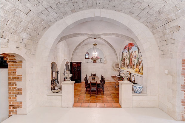 Các phòng rượu mang nét tinh tế của kiến trúc Pháp với trần nhà hình vòm đẹp mắt và sàn lát gạch đất nung.