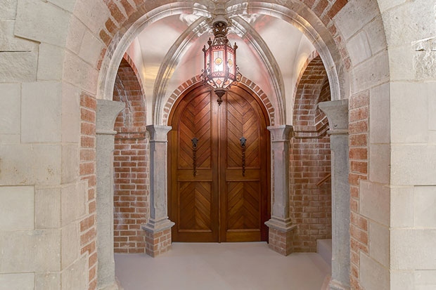 Kiến trúc bên ngoài của trang viên hoành tráng và nổi bật.