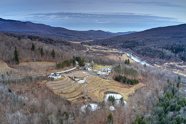 Domaine Dumont Chapelle Ste-Agnès rộng hơn 70 ha cách Montreal 90 phút lái xe.