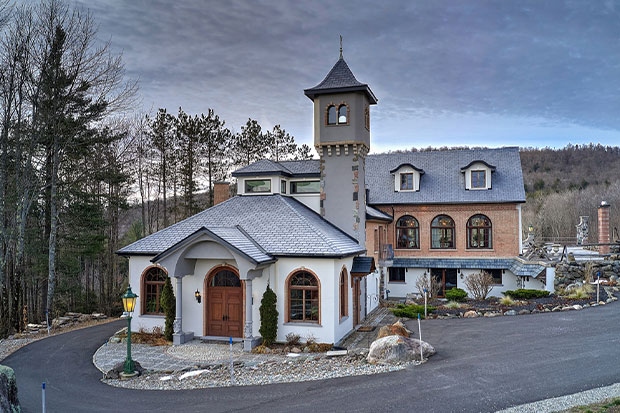 Nơi đây gồm 6 tòa nhà gồm trang viên chính, một lâu đài, một nhà nguyện và một nhà khách. Có tổng cộng 10 phòng ngủ và 14 phòng tắm trong toàn bộ khuôn viên.