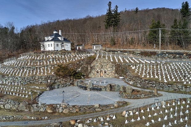  Với hơn 7.000 cây nho trong khuôn viên, vườn nho tư nhân có một cơ sở sản xuất rượu.