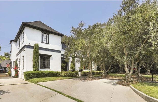 Tọa lạc tại Beverly Hills Flats, ngôi nhà truyền thống này được xây dựng từ những năm 1930.