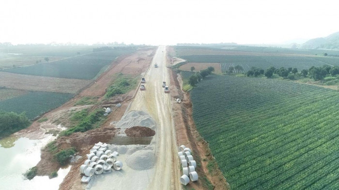 Tại hầu hết các gói thầu thi công cao tốc Bắc - Nam, nhà thầu sáng tạo vượt khó, đẩy nhanh tiến độ.