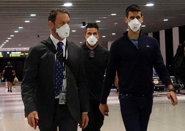 Djokovic đã lên máy bay rời Australia đêm qua. (Ảnh: Independent). 