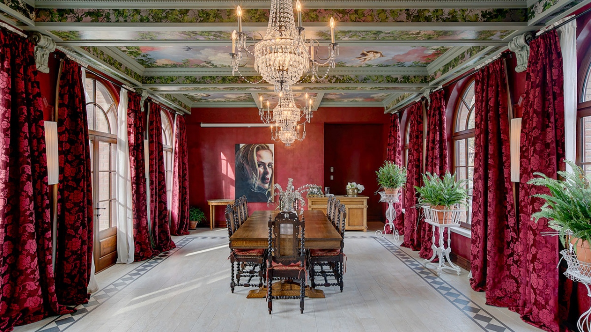 Phòng khiêu vũ màu đỏ với đèn chùm trang nhã và trần nhà sơn màu, là tâm điểm trong video ca nhạc "Easy On Me" của Adele. Căn phòng hiện có một bức chân dung của Adele.
