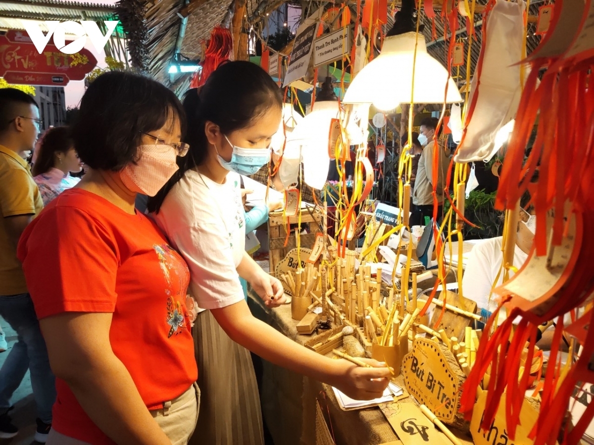 Traditional craft booths attract large numbers of young people at the festival.