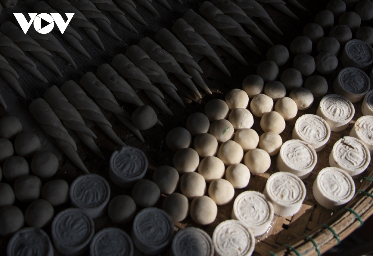 Every year Nguyen Xuan Lang, a local cake baker, is busy before Tet as he receives plenty of orders for the two famous cakes.