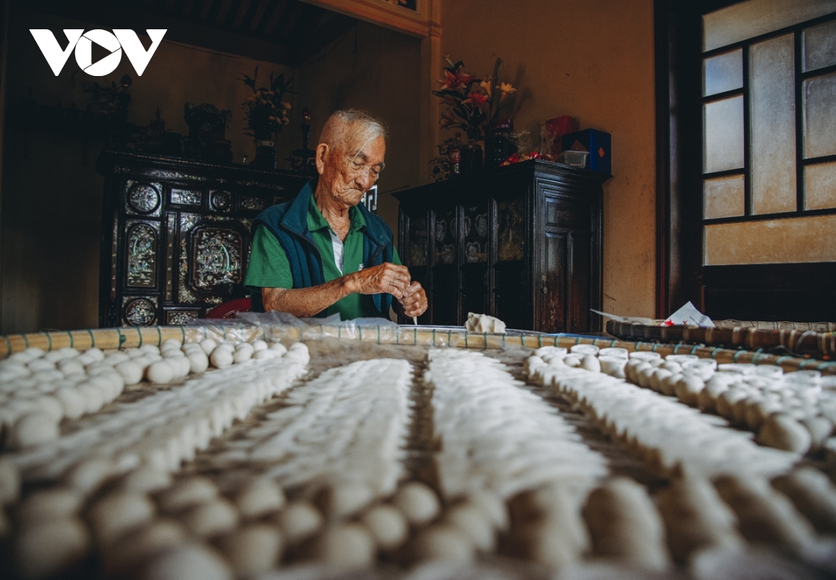 Making these two kinds of cake requires hard-working skills of the renowned baker.