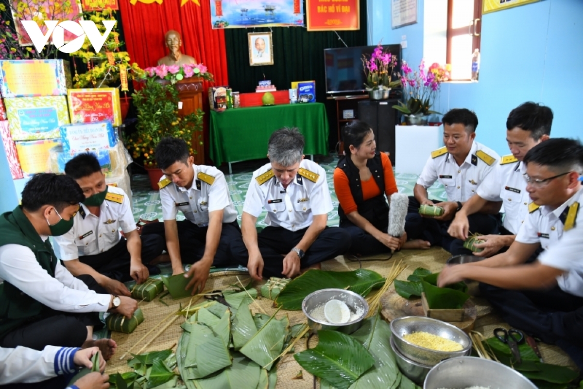 Thủ trưởng Vùng 2 Hải quân và đại diện địa phương cùng gói bánh chưng chuẩn bị cho ngày Tết cổ truyền trên nhà giàn.