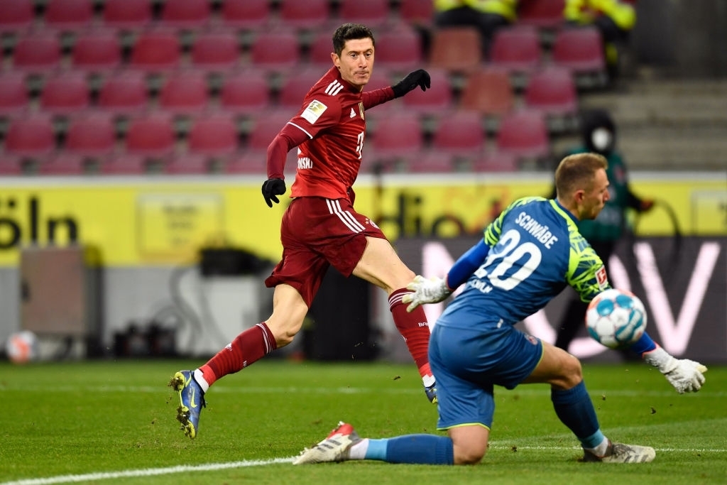 Lewandowski ghi hat-trick và đi vào lịch sử Bundesliga (Ảnh: Getty).