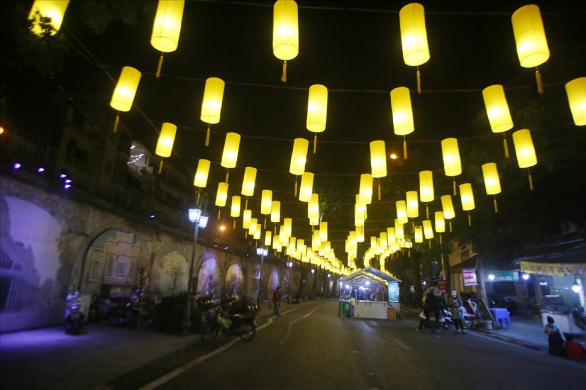 The traditional flower market on Hang Luoc street and the Phung Hung street mural space are unmissable destinations every Lunar New Year in Hanoi.