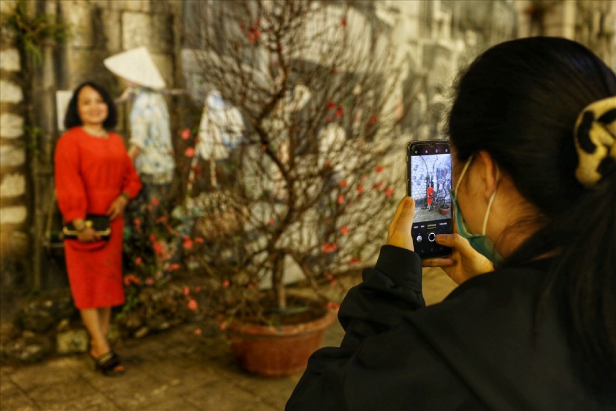 Mural space on Phung Hung street becomes an ideal spot in which visitors can snap check-in photos.