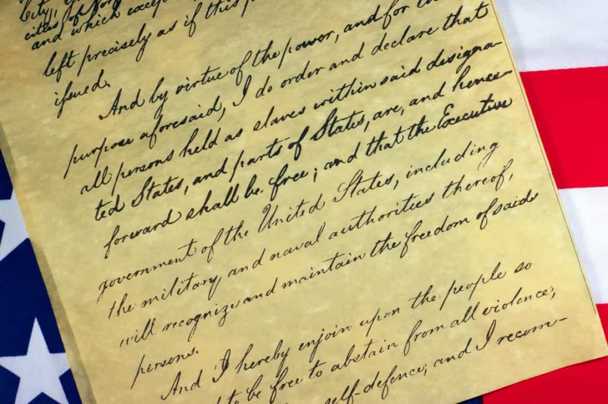 Ngày 1/1/1863, Tổng thống Mỹ Abraham Lincoln ban hành Tuyên ngôn Giải phóng Nô lệ, giải phóng cho hơn 3 triệu nô lệ da đen ở Mỹ, đồng thời tuyên bố Nội chiến Mỹ là cuộc đấu tranh chống lại chế độ nô lệ.