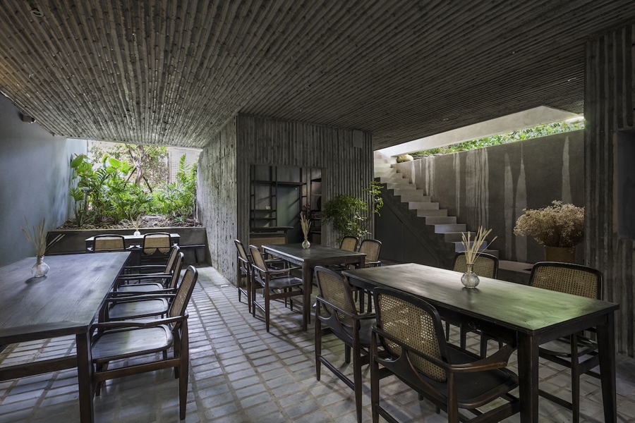 Nhà có diện tích xây dựng 125m2 trên khuôn viên 266m2, quy mô gồm một tầng bán hầm và 3 tầng nổi. Ngôi nhà cũ được dỡ bỏ hầu hết phần kiến trúc, chỉ giữ lại khung kết cấu bê tông. Phần sân vườn cũng được quy hoạch lại phù hợp hình thức và công năng của kiến trúc mới.