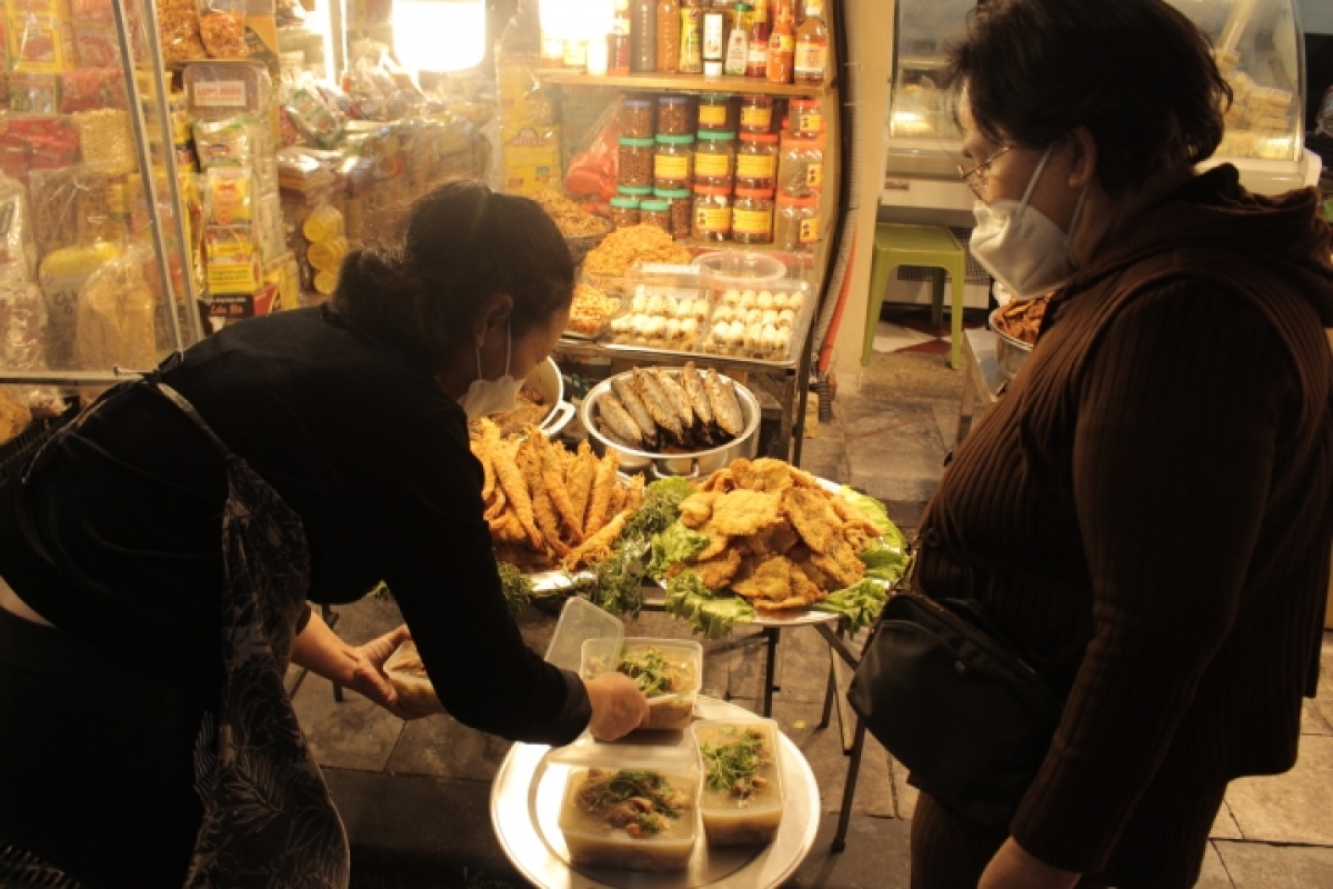 A variety of processed food, including boiled chicken, spring rolls, and sticky rice, proves popular as they help locals to save time.