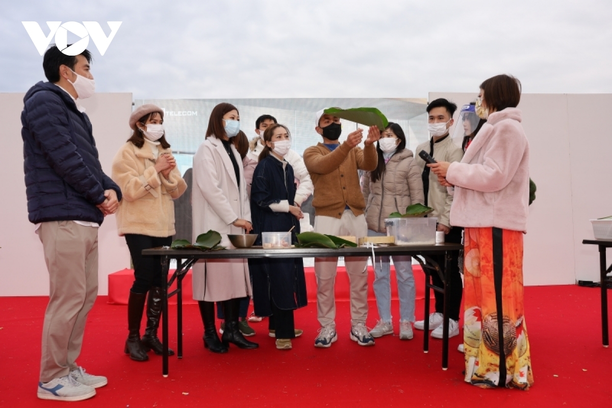 Visitors enjoy cooking Chung cake at the event.