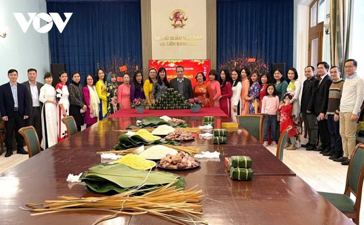 Vietnamese expatriates gather together at the Embassy of Vietnam in Russia on January 26 ahead of Tet. Many eagerly wear Ao Dai, a traditional long dress, and make Banh Chung, a typical glutinous rice cake, in order for guests to enjoy festive delicacies together during the Tet holiday.