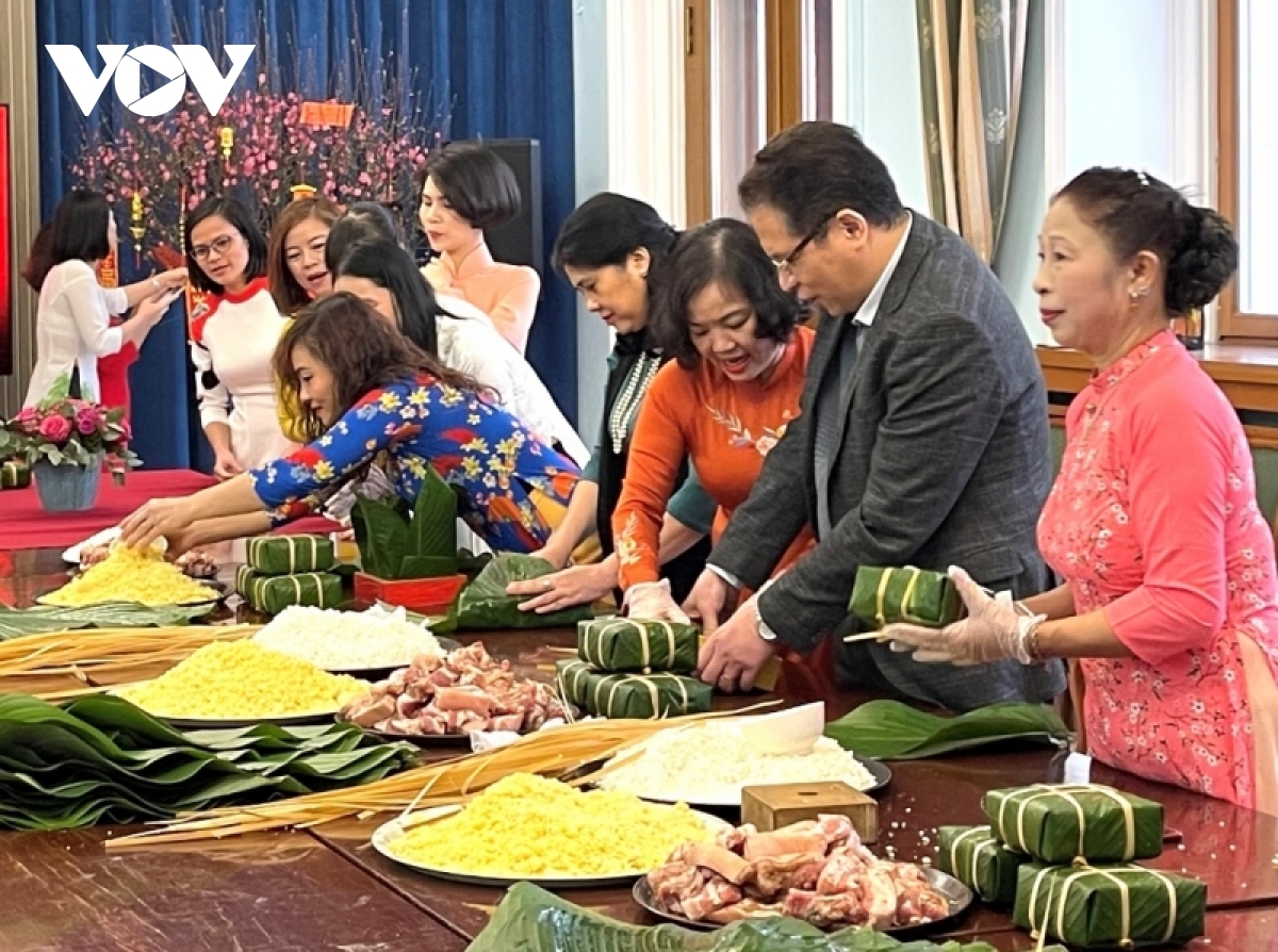 Vietnamese Ambassador to Russia Dang Minh Khoi participates in the event. The Embassy has prepared approximately 50kg of Dong leaves in order to produce 250 Chung cakes this year.