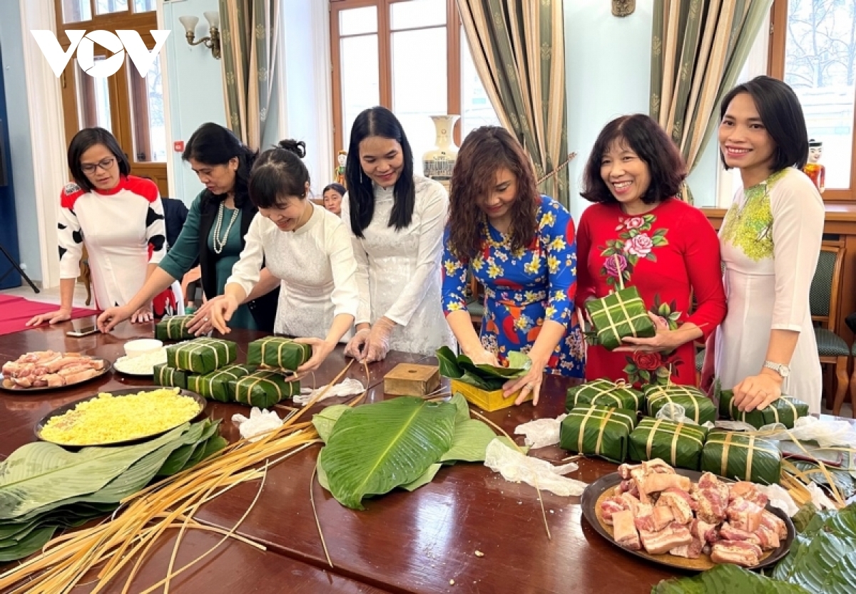 Making the Chung cake has been an age-old tradition among Vietnamese people for many generations when Tet arrives. The cake is used as part of offerings to ancestors during Tet or special occasions.