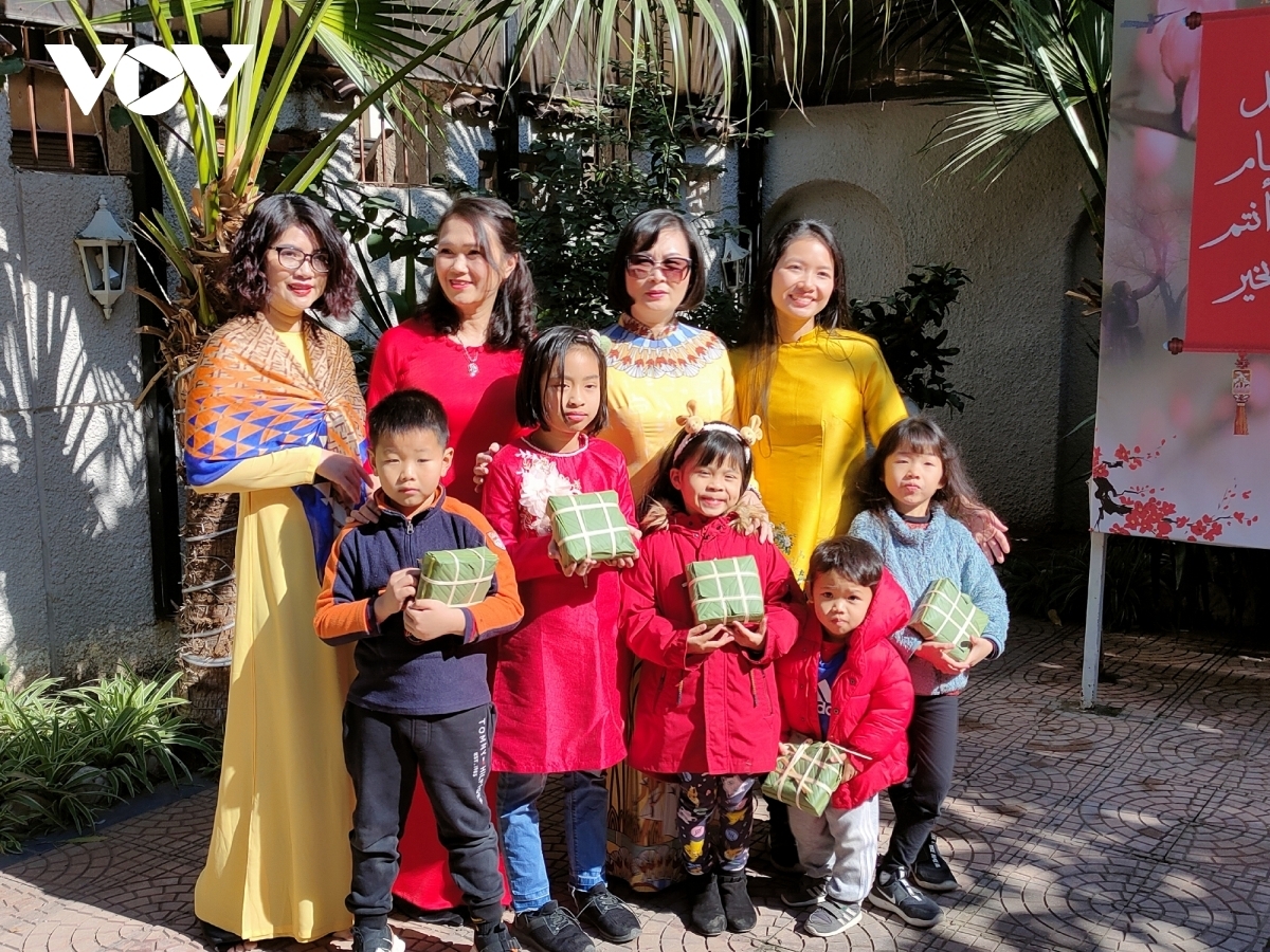 Children eagerly join in wrapping Chung cake (square glutinous cake) and learn more about Vietnamese traditions during Tet.