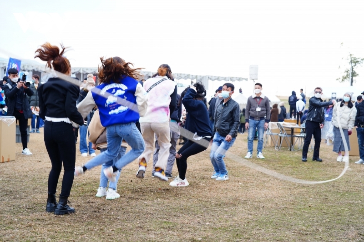 A special Tet space has been set up where participants make Chung cake and put on a wide range of activities such as lion dances, an Ao Dai (traditional dress) fashion show, and folk games.