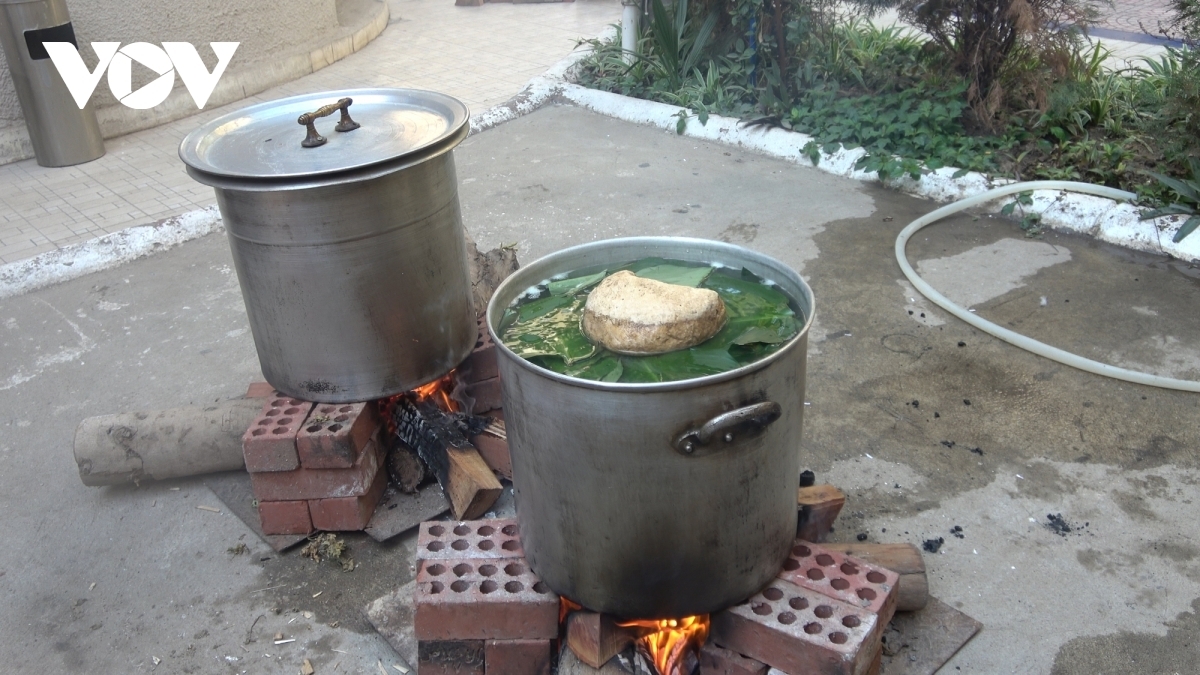 Pots of Chung cake bring a warm atmosphere to members of the overseas Vietnamese community in Egypt and help them relieve any homesickness.