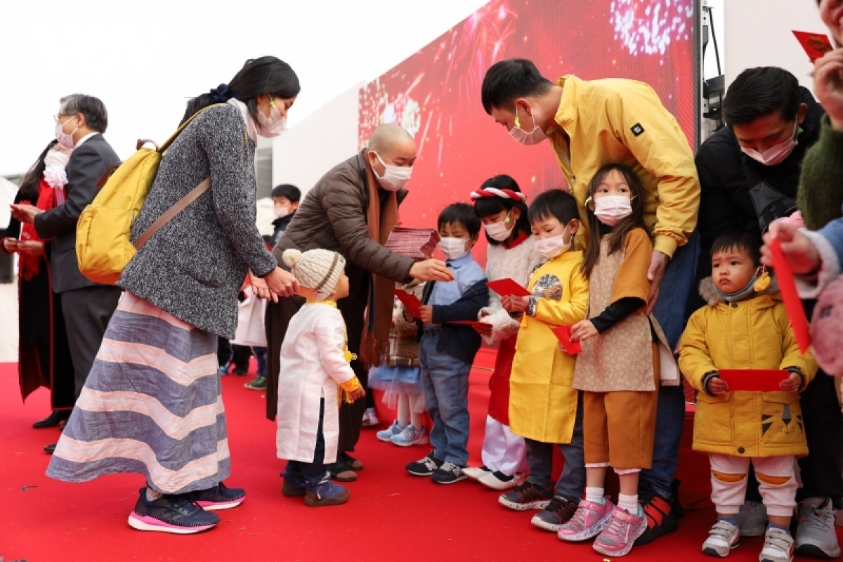 The event is co-hosted by the Consulate General of Vietnam in Fukuoka Prefecture, local authorities, and the Vietnamese Association in the locality. This year the event draws nearly 17,000 Vietnamese, Japanese people, and international friends.