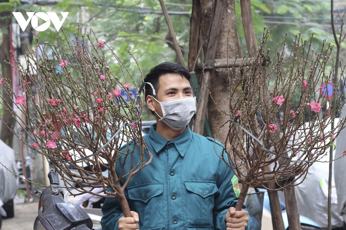 The COVID-19 pandemic continues to develop in a complicated manner, and many F0 cases with mild symptoms receive treatment at home. The authorities of Ba Dinh district therefore support them as they prepare to celebrate a meaningful Tet festival.