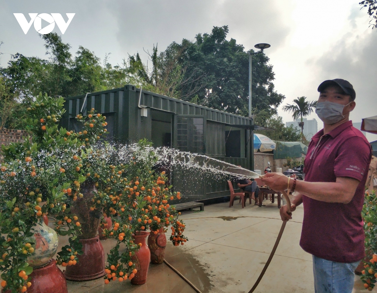 Van Thang, a gardener based in Tu Lien village, says the kumquat trees have diverse shapes and range in value from a few hundred thousand VND up to several million VND for each tree.