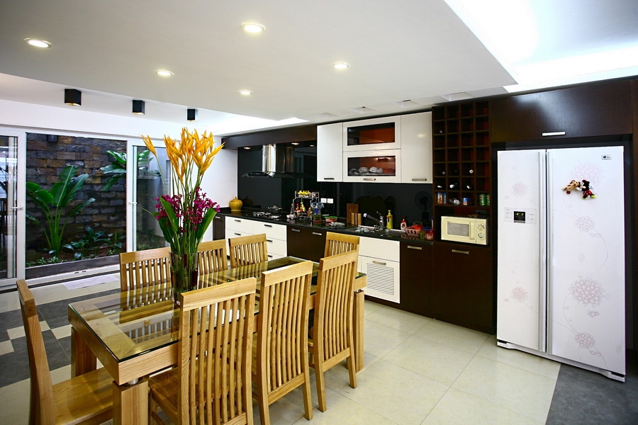 Phòng bếp là nơi thải nhiều khí độc hại, cần thông thoáng khí liên tục.