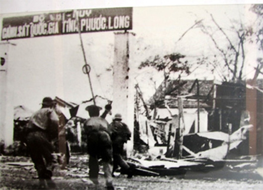 Bộ đội chủ lực tiến công giải phóng cứ điểm Bộ Chỉ huy cảnh sát Ngụy ở Phước Long. (ảnh tư liệu)