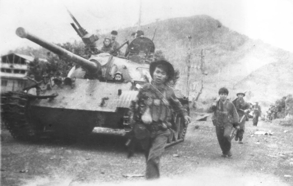 Hành quân về giải phóng Phước Long. Ảnh tư liệu.