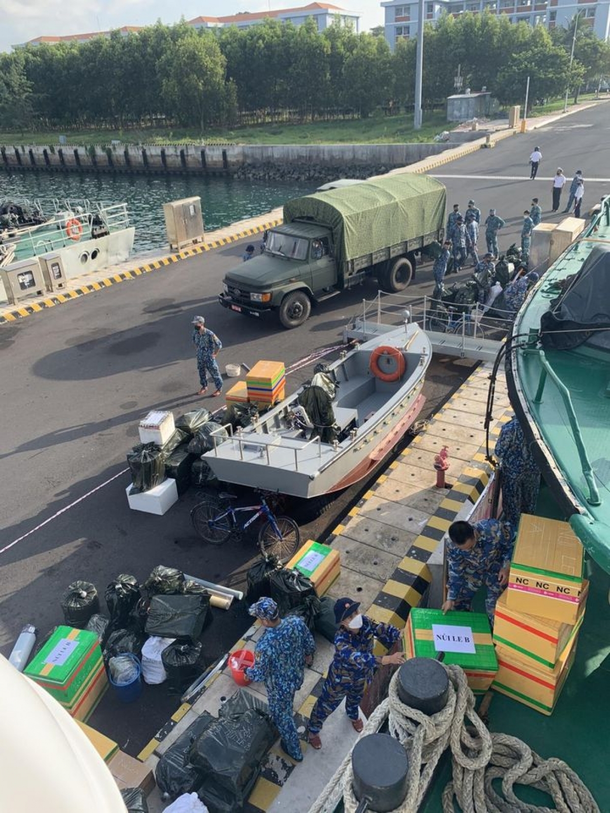 The delegation board three ships carrying tens of tonnes of Tet gift packages sent by various military units and people nationwide to soldiers and residents living on the archipelago.