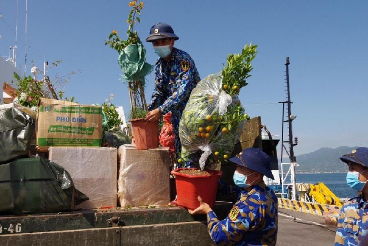 The gifts include an array of traditional Tet foods and fruits such as sticky rice, pork, chicken, dong leaves, green bananas, pomelos, kumquat trees, and flowers.