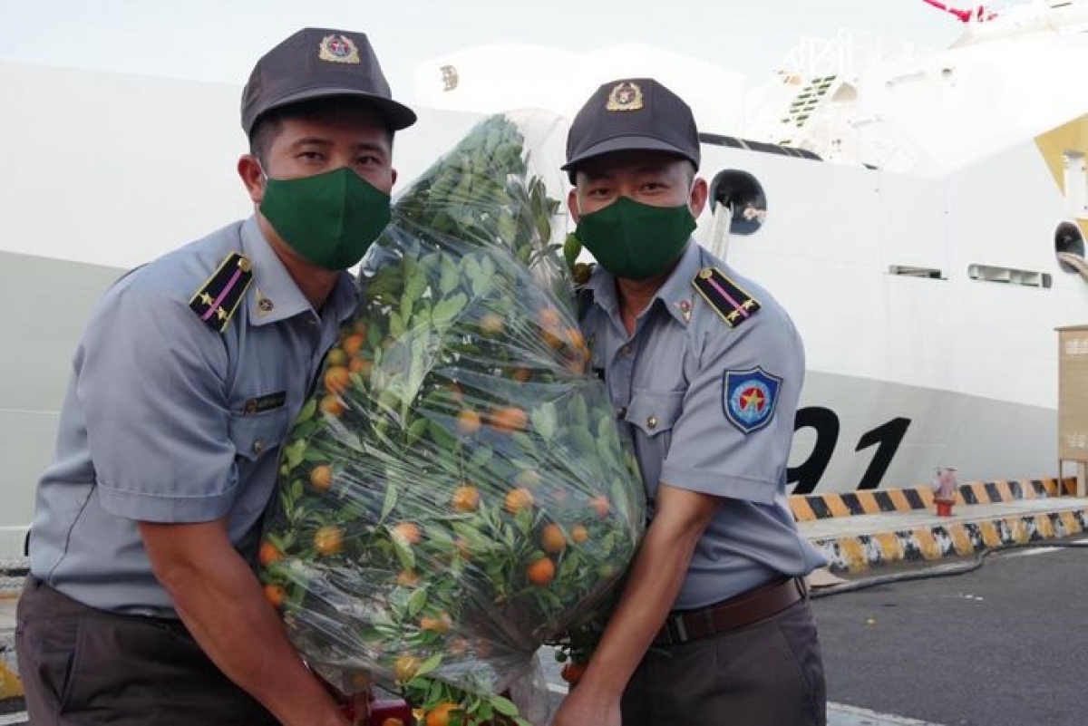 Kumquat trees, a traditional symbol of Tet, are transported to Truong Sa.