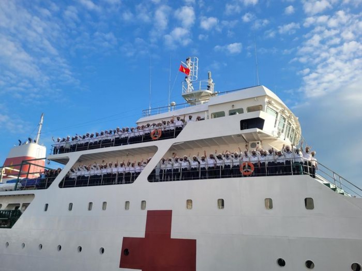 Officers and soldiers set out to take over new missions on the Truong Sa (Spratly) archipelago.