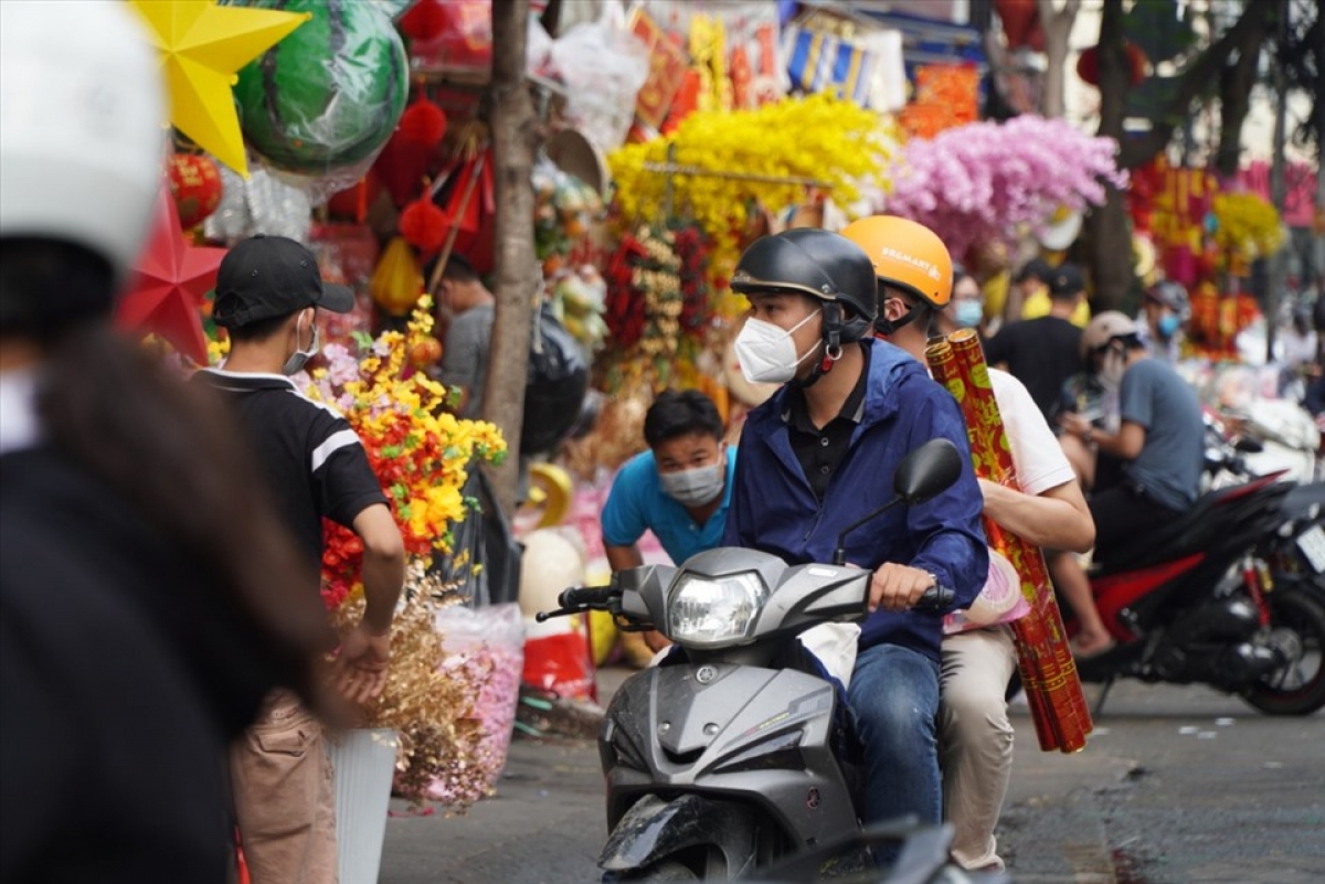 The street is typically packed at this time of year, especially amid Ho Chi Minh City has recorded a decreasing number of COVID-19 infections over recent days, making it easier for local residents to go on shopping in the lead up to Tet. In the photo, crowds throng stores to purchase their favourite Tet items.