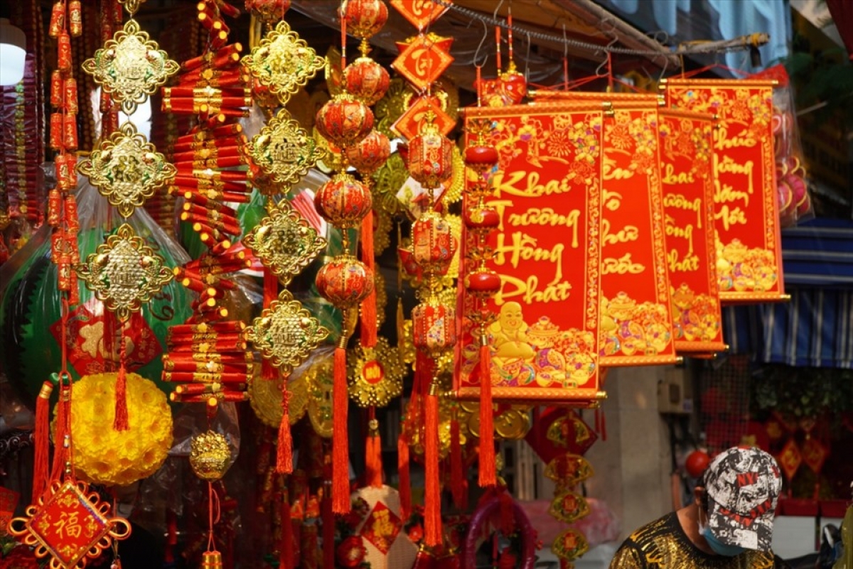 Tet, the nation’s most significant holiday, falls on February 1 this year. Many stores are selling Tet decorations with a variety of designs, patterns, and colours to cater to the consumer’s diverse tastes.