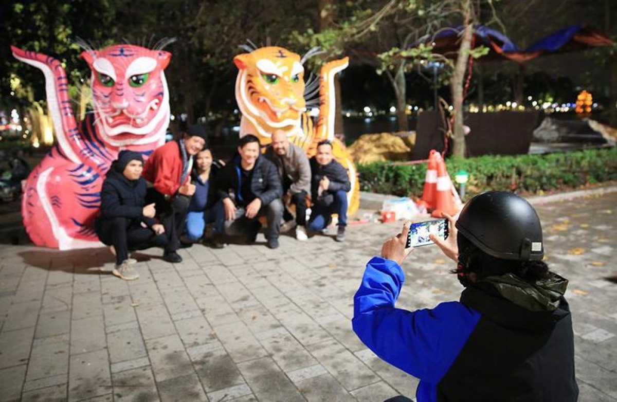 Many young people are fond of taking photographs on the banks of Ho Guom, also known as Sword Lake, around this time of year.