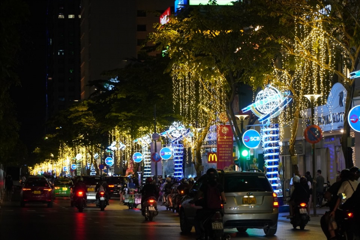 Festive lights illuminate many major streets throughout Ho Chi Minh City, such as Le Duan, Ham Nghi, Dong Khoi, and Pham Ngoc Thach ahead of Tet.