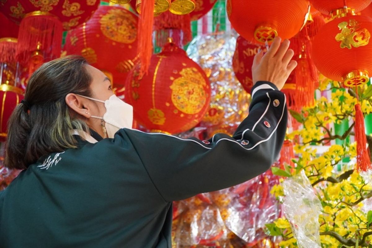 Tu Uyen, a resident of Thu Duc city, notes that the market is diverse this year and she has plenty of choices to select the best items to decorate her office building.