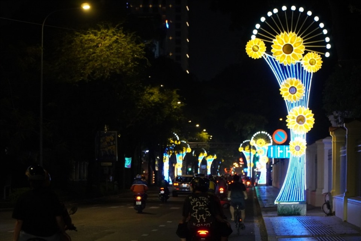 An apricot flower ornament serves to adorn Nguyen Thi Minh Khai street in District 1.