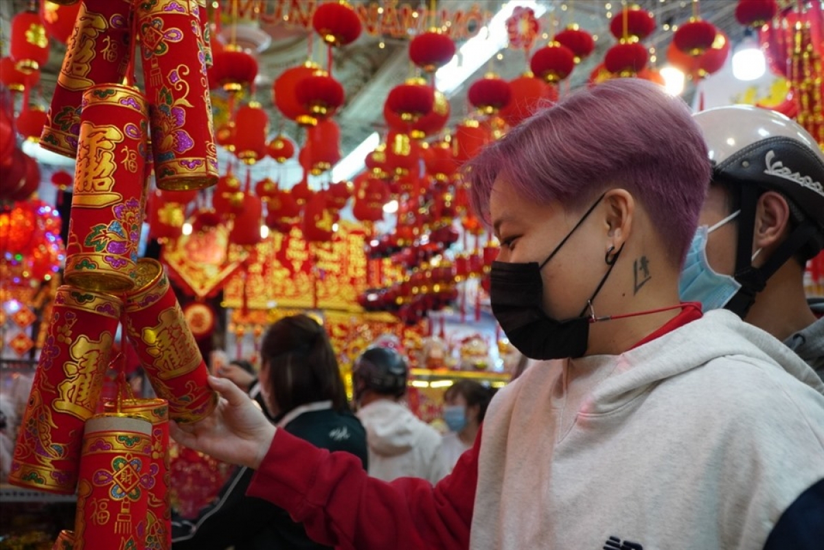 Hoang Linh from Thu Duc city shares that due to the COVID-19 pandemic, the amount of money she spends on Tet has been reduced by about 30%, although decorating her house is an indispensable part of every Tet.